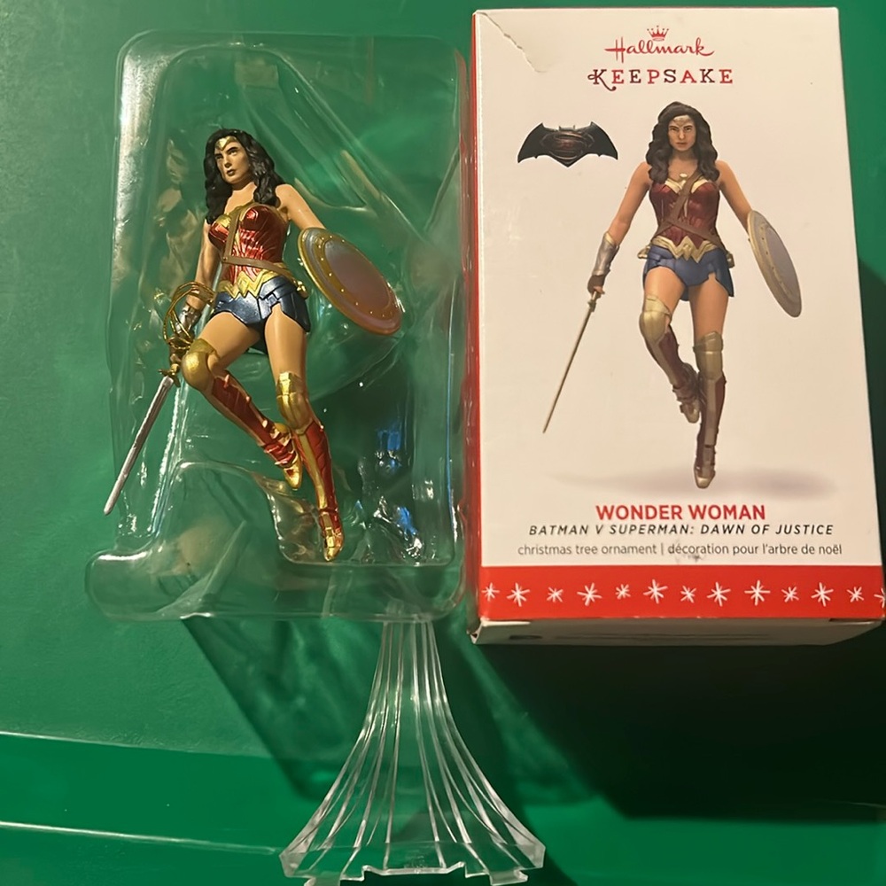 2016 Hallmark Wonder Woman Batman v. Superman Keepsake Ornament
